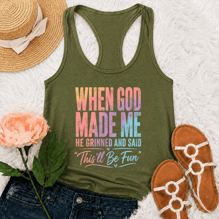 Christianartworkshop Pastellfarbenes Tanktop mit Regenbogenverlauf, lustigem Motiv: Gott und Schöpfung, Used-Look-Typografie, Racerback - Armeegrün - 2XL - image 3