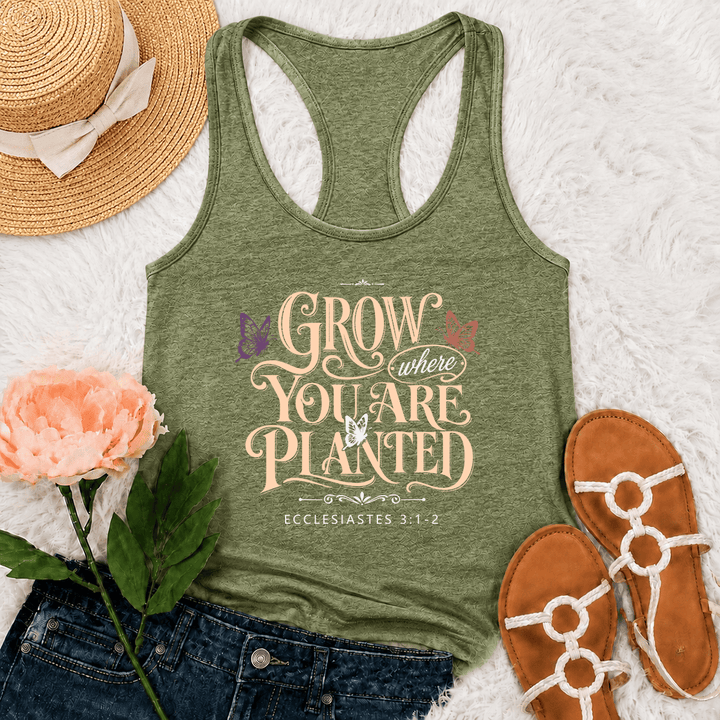 Christianartworkshop Grow Where You Are Planted Ornate Vintage Script Butterfly Accent Graphic Racerback Tank Top mit Print und Bibelvers aus Prediger 3,1-2 - Olivgrün - 2XL - image 18