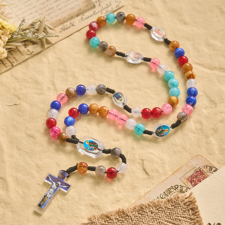 Christianartworkshop Rosenkranz aus mehrfarbigem, spiralförmigem Harzperlen-Knotenband mit Anhänger „Unsere Liebe Frau“ und INRI-Kreuz - image 5