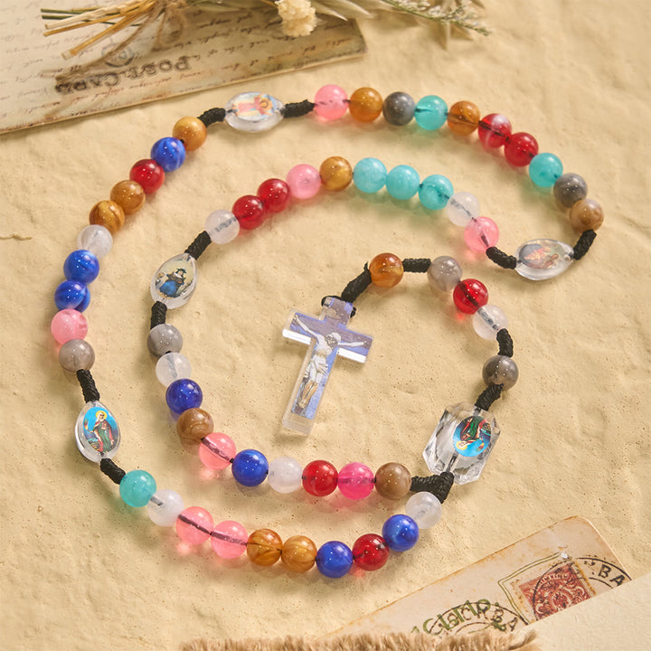 Christianartworkshop Rosenkranz aus mehrfarbigem, spiralförmigem Harzperlen-Knotenband mit Anhänger „Unsere Liebe Frau“ und INRI-Kreuz - image 3