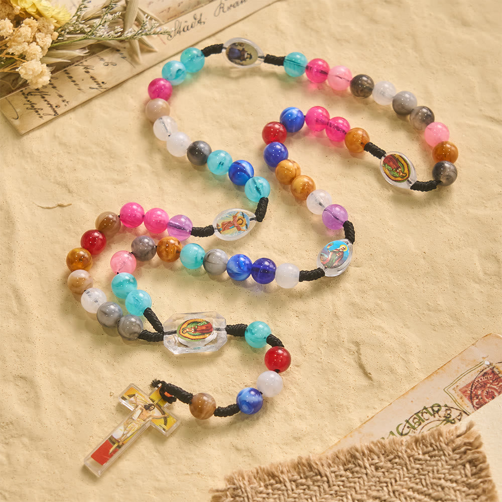 Christianartworkshop Rosenkranz aus mehrfarbigem, spiralförmigem Harzperlen-Knotenband mit Anhänger „Unsere Liebe Frau“ und INRI-Kreuz - image 2