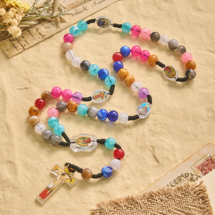 Christianartworkshop Rosenkranz aus mehrfarbigem, spiralförmigem Harzperlen-Knotenband mit Anhänger „Unsere Liebe Frau“ und INRI-Kreuz - image 2