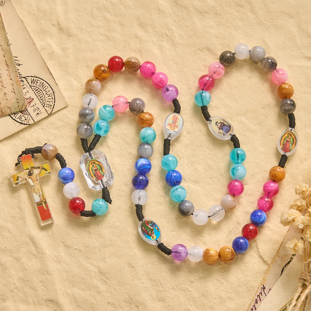 Christianartworkshop Rosenkranz aus mehrfarbigem, spiralförmigem Harzperlen-Knotenband mit Anhänger „Unsere Liebe Frau“ und INRI-Kreuz - Unsere Liebe Frau und das Kreuz - image 0
