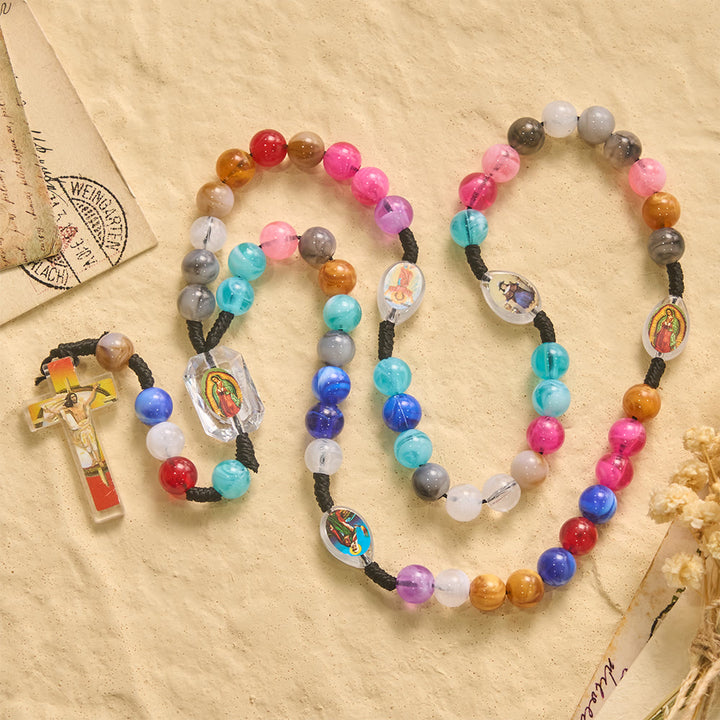 Christianartworkshop Rosenkranz aus mehrfarbigem, spiralförmigem Harzperlen-Knotenband mit Anhänger „Unsere Liebe Frau“ und INRI-Kreuz - Unsere Liebe Frau und das Kreuz - image 0