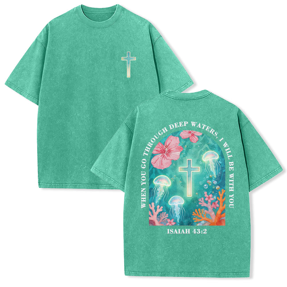 Christianartworkshop Wenn du durch tiefe Gewässer gehst – Unterwasser-Quallen-Hibiskus-Korallenbogen-Rückendruck, kleiner Farbverlauf, Kreuz auf der Brust, Vintage-Waschung, Unisex-T-Shirt - Grün - 5XL - image 0