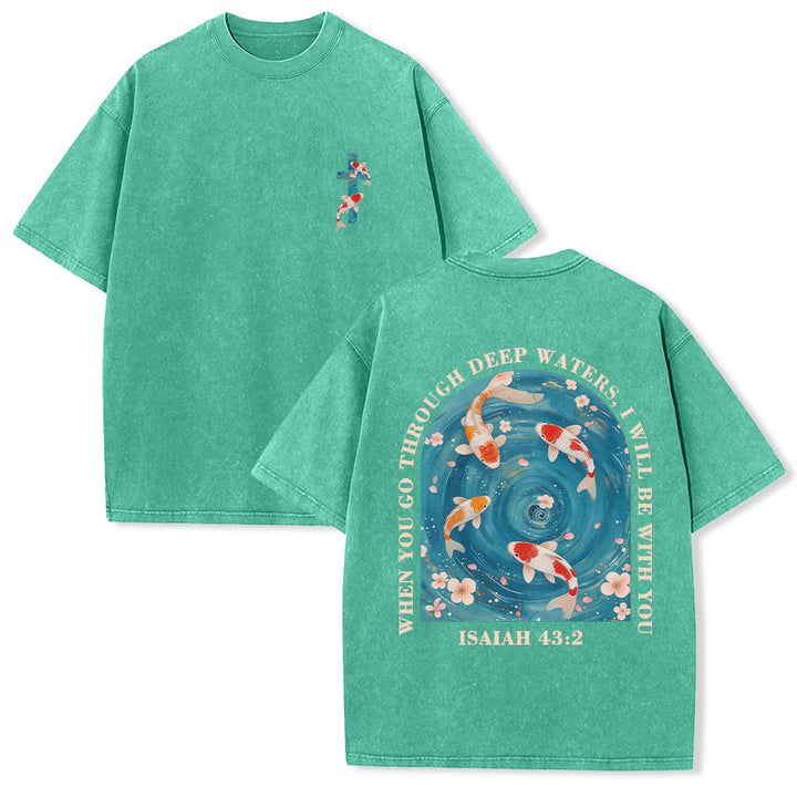 Christianartworkshop Gebogener Bogen, Schriftzug Jesaja 43,2, Orientalisches Koi-Blumenarrangement, Doppelseitiges, gewaschenes Unisex-T-Shirt mit Glaubensmotiv - Grün - 5XL - image 3