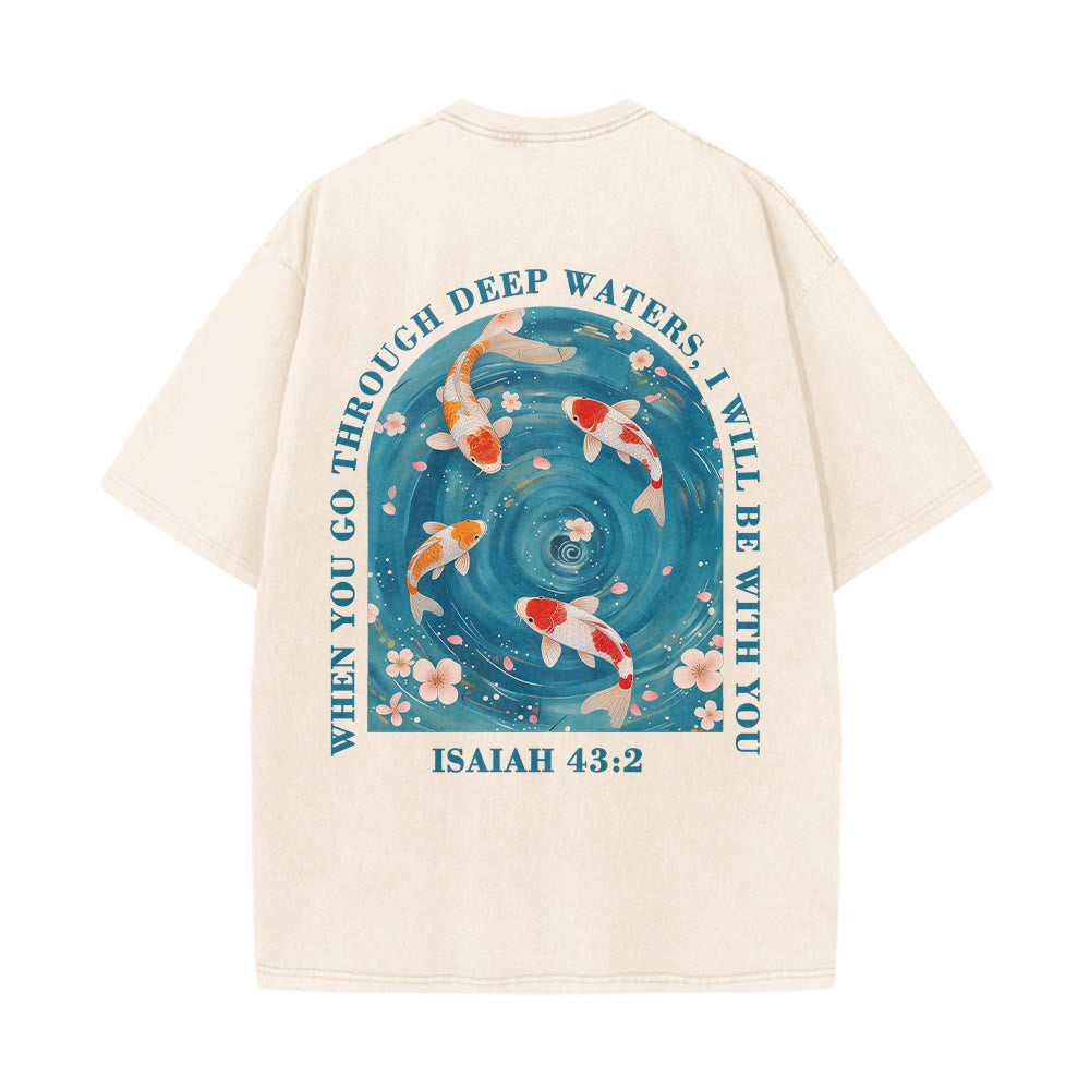 Christianartworkshop Gebogener Bogen, Schriftzug Jesaja 43,2, Orientalisches Koi-Blumenarrangement, Doppelseitiges, gewaschenes Unisex-T-Shirt mit Glaubensmotiv - image 2