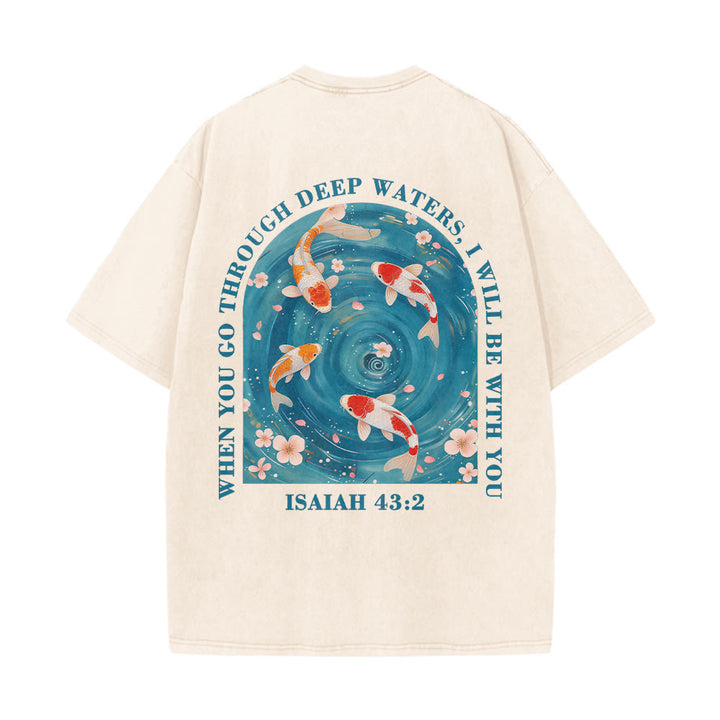 Christianartworkshop Gebogener Bogen, Schriftzug Jesaja 43,2, Orientalisches Koi-Blumenarrangement, Doppelseitiges, gewaschenes Unisex-T-Shirt mit Glaubensmotiv - image 2