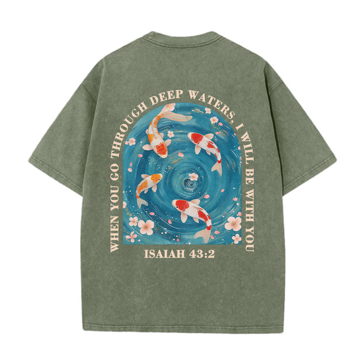 Christianartworkshop Gebogener Bogen, Schriftzug Jesaja 43,2, Orientalisches Koi-Blumenarrangement, Doppelseitiges, gewaschenes Unisex-T-Shirt mit Glaubensmotiv - image 20
