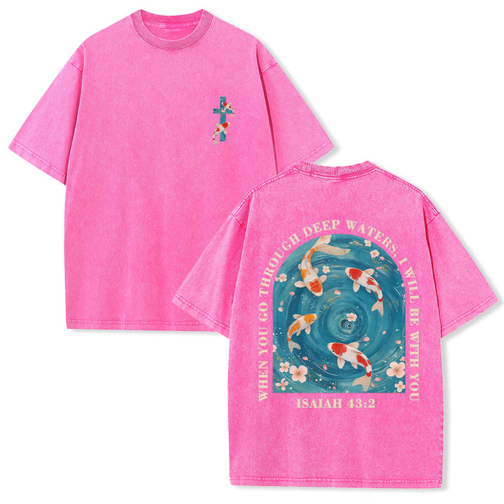 Christianartworkshop Gebogener Bogen, Schriftzug Jesaja 43,2, Orientalisches Koi-Blumenarrangement, Doppelseitiges, gewaschenes Unisex-T-Shirt mit Glaubensmotiv - Rosa - 5XL - image 12