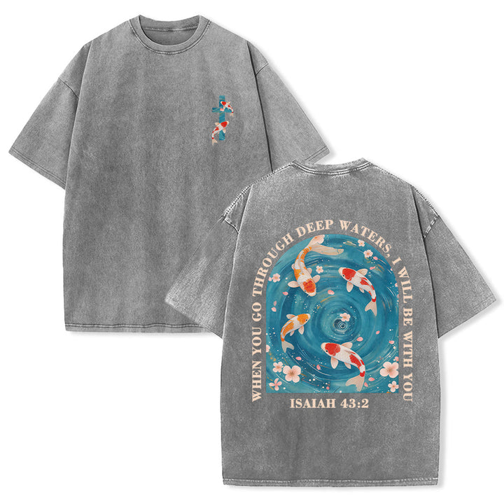 Christianartworkshop Gebogener Bogen, Schriftzug Jesaja 43,2, Orientalisches Koi-Blumenarrangement, Doppelseitiges, gewaschenes Unisex-T-Shirt mit Glaubensmotiv - Grau - 5XL - image 24