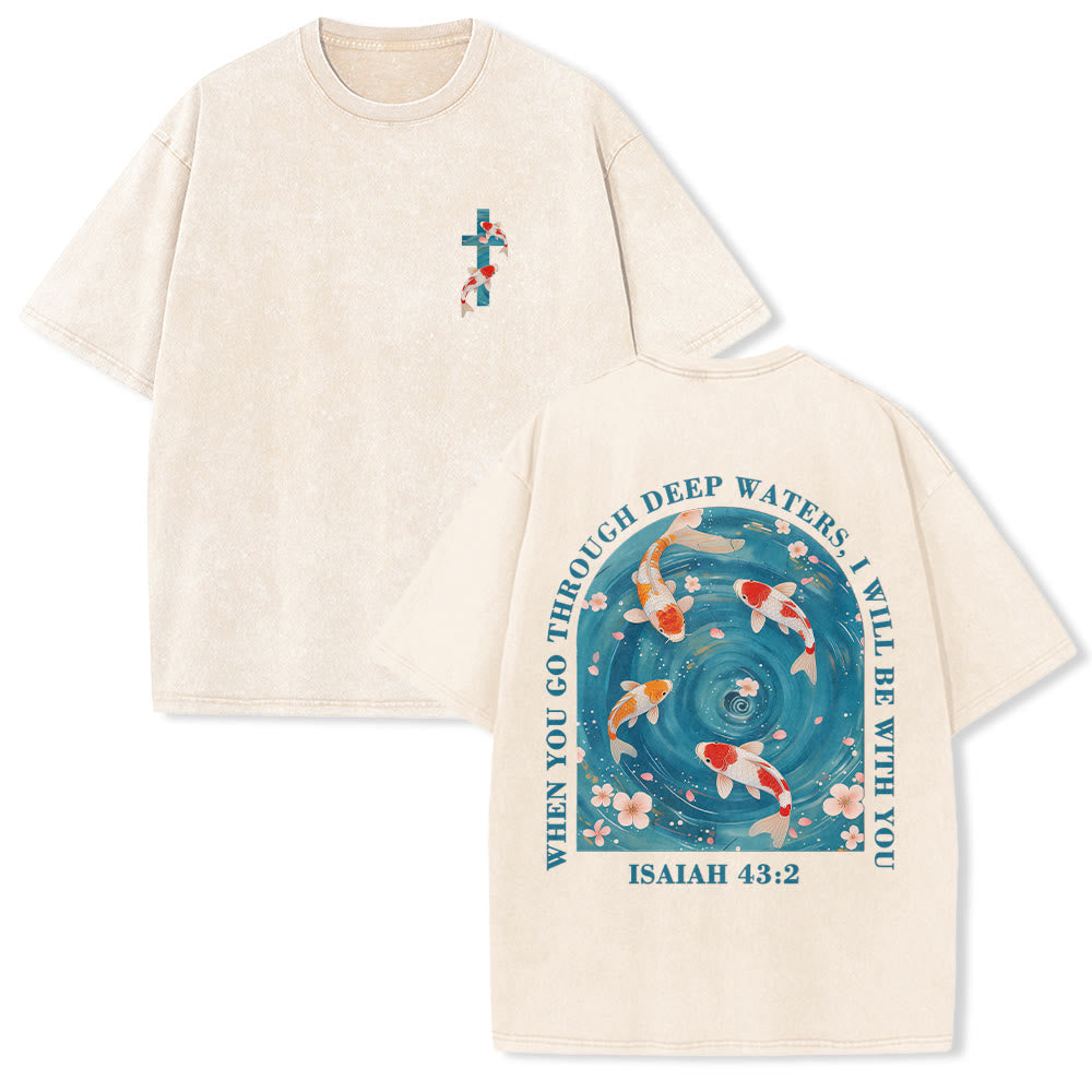Christianartworkshop Gebogener Bogen, Schriftzug Jesaja 43,2, Orientalisches Koi-Blumenarrangement, Doppelseitiges, gewaschenes Unisex-T-Shirt mit Glaubensmotiv - Beige - 5XL - image 0