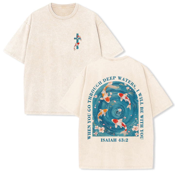 Christianartworkshop Gebogener Bogen, Schriftzug Jesaja 43,2, Orientalisches Koi-Blumenarrangement, Doppelseitiges, gewaschenes Unisex-T-Shirt mit Glaubensmotiv - Beige - 5XL - image 0