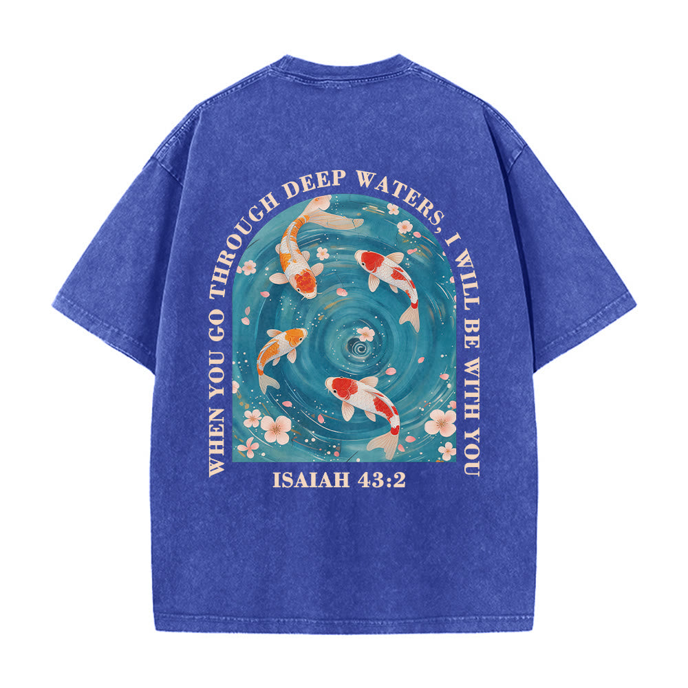 Christianartworkshop Gebogener Bogen, Schriftzug Jesaja 43,2, Orientalisches Koi-Blumenarrangement, Doppelseitiges, gewaschenes Unisex-T-Shirt mit Glaubensmotiv - image 16
