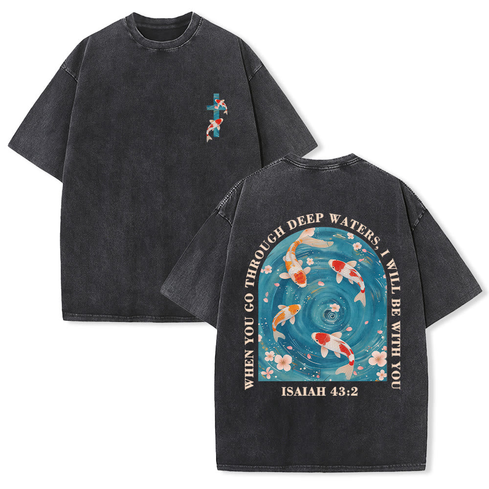Christianartworkshop Gebogener Bogen, Schriftzug Jesaja 43,2, Orientalisches Koi-Blumenarrangement, Doppelseitiges, gewaschenes Unisex-T-Shirt mit Glaubensmotiv - Schwarz - 5XL - image 9
