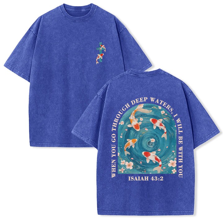 Christianartworkshop Gebogener Bogen, Schriftzug Jesaja 43,2, Orientalisches Koi-Blumenarrangement, Doppelseitiges, gewaschenes Unisex-T-Shirt mit Glaubensmotiv - Blau - 5XL - image 15