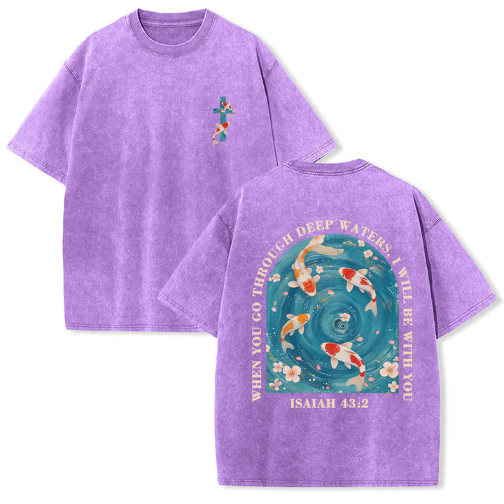Christianartworkshop Gebogener Bogen, Schriftzug Jesaja 43,2, Orientalisches Koi-Blumenarrangement, Doppelseitiges, gewaschenes Unisex-T-Shirt mit Glaubensmotiv - Lila - 5XL - image 6