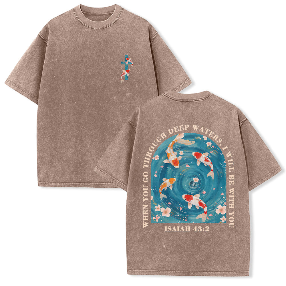 Christianartworkshop Gebogener Bogen, Schriftzug Jesaja 43,2, Orientalisches Koi-Blumenarrangement, Doppelseitiges, gewaschenes Unisex-T-Shirt mit Glaubensmotiv - Braun - 5XL - image 21
