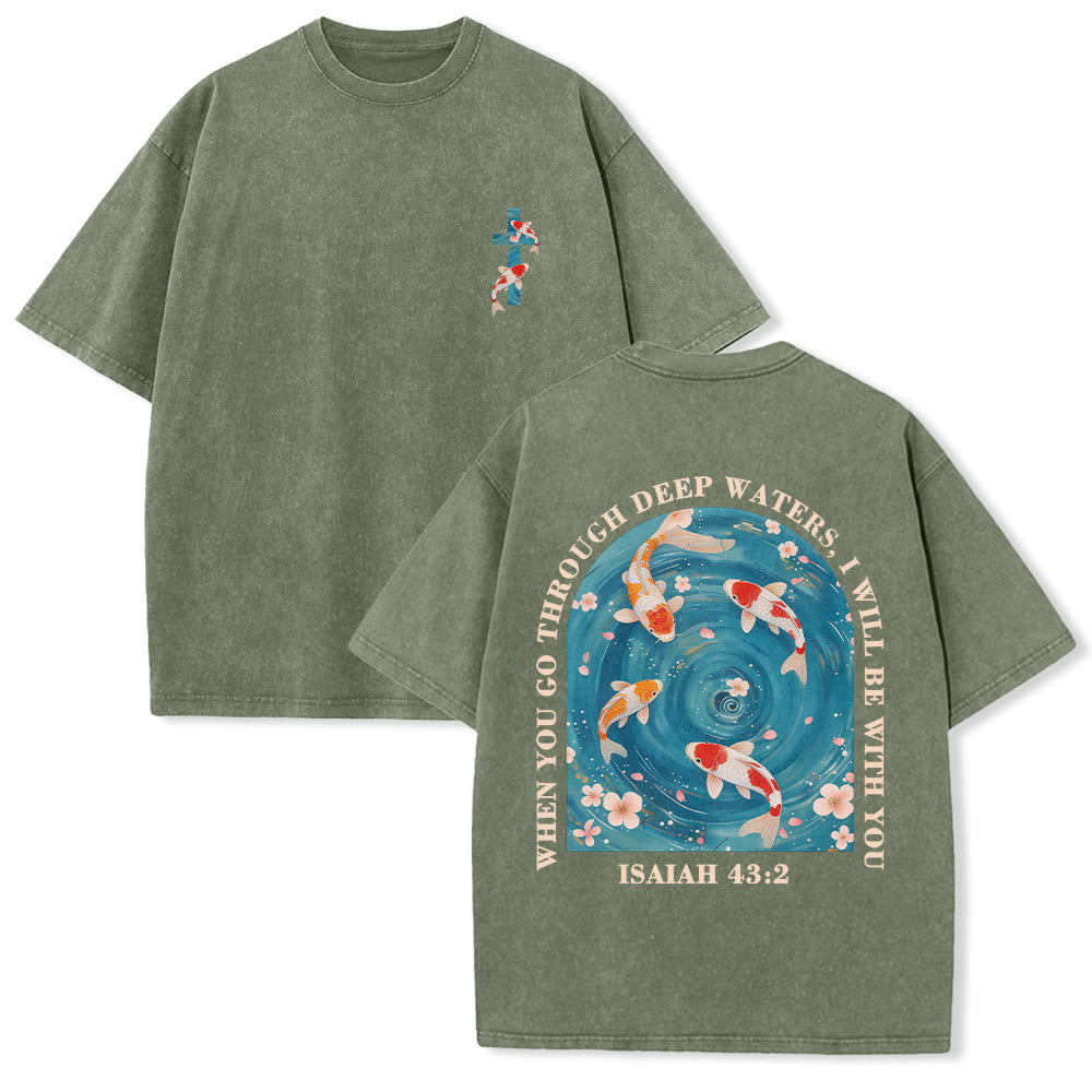 Christianartworkshop Gebogener Bogen, Schriftzug Jesaja 43,2, Orientalisches Koi-Blumenarrangement, Doppelseitiges, gewaschenes Unisex-T-Shirt mit Glaubensmotiv - Armeegrün - 5XL - image 18