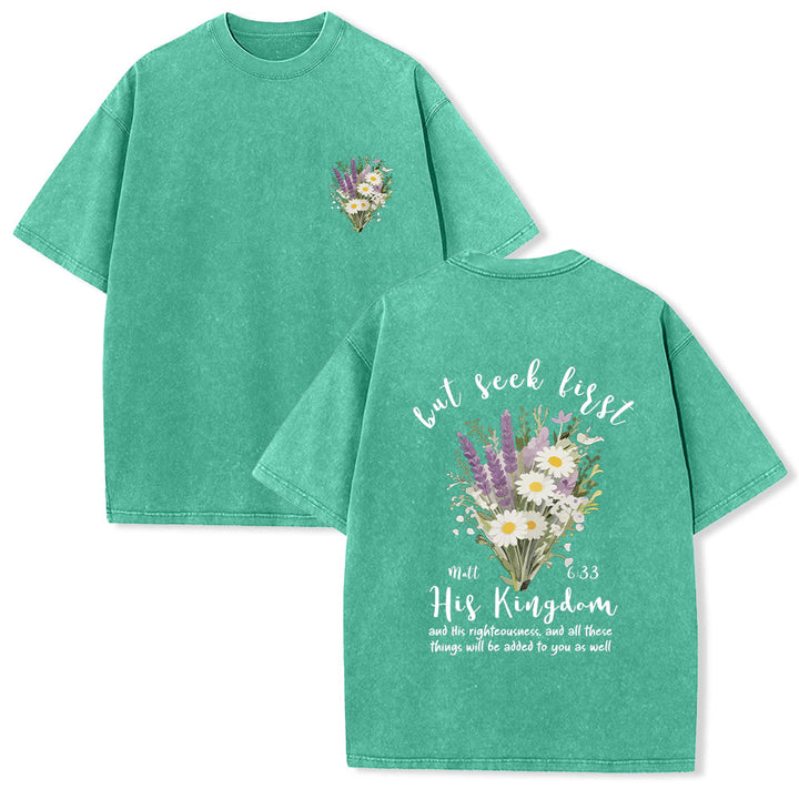 Christianartworkshop Mini-Lavendel-Gänseblümchenstrauß, großes florales Gesteck, inspirierender Vers, gewaschenes T-Shirt - Grün - 5XL - image 6