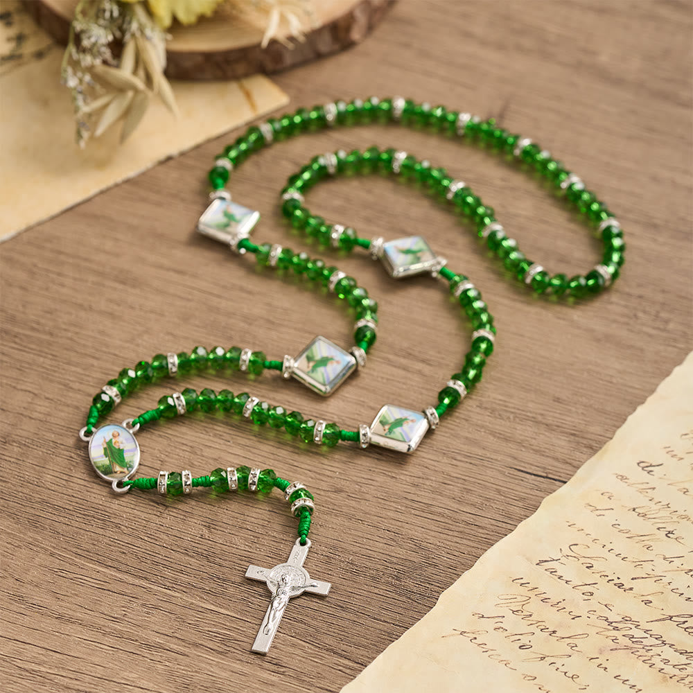 Christianartworkshop Rosenkranz aus smaragdgrünen, transparenten, runden Perlen mit Porträtplaketten des Heiligen Patrick und INRI-Kruzifix - image 2