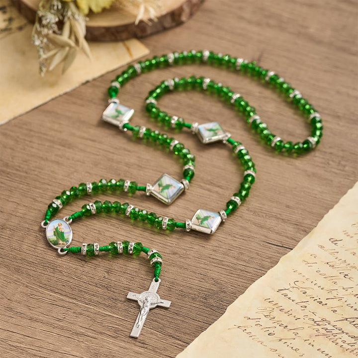 Christianartworkshop Rosenkranz aus smaragdgrünen, transparenten, runden Perlen mit Porträtplaketten des Heiligen Patrick und INRI-Kruzifix - image 2