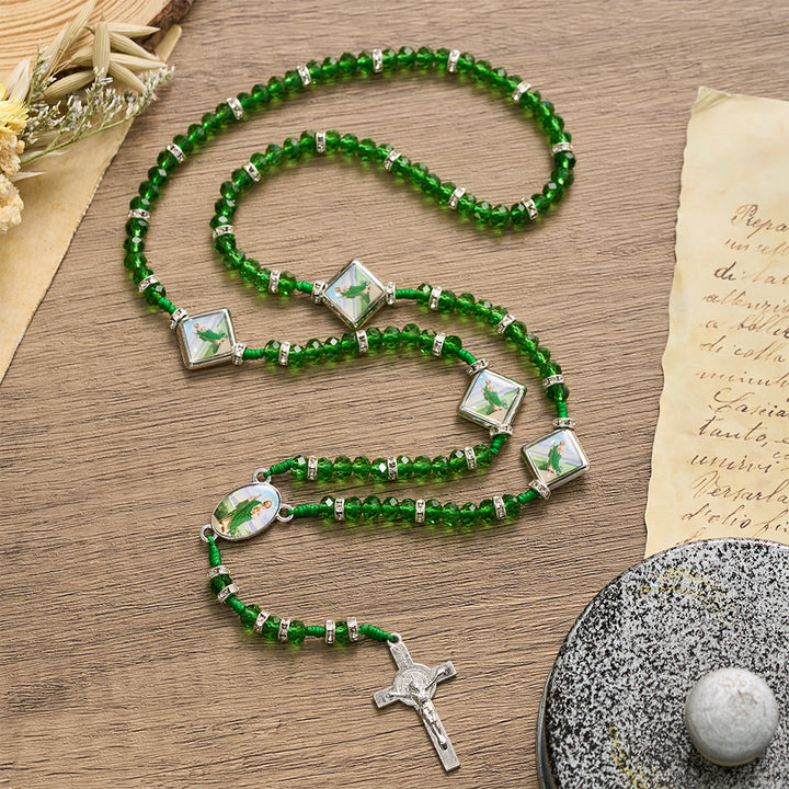 Christianartworkshop Rosenkranz aus smaragdgrünen, transparenten, runden Perlen mit Porträtplaketten des Heiligen Patrick und INRI-Kruzifix - St. Patrick und das Kruzifix - image 0