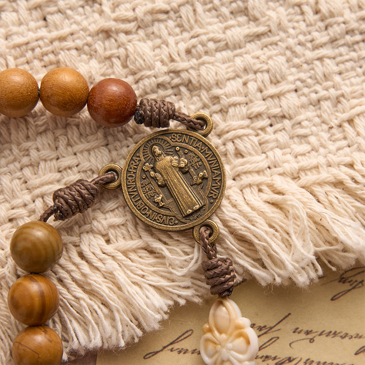 Christianartworkshop Rosenkranz aus natürlichem grünem Sandelholz mit St.-Benedikt-Medaille und floralem Rahmen, Kruzifix - image 6
