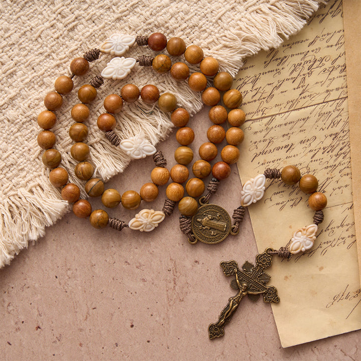 Christianartworkshop Rosenkranz aus natürlichem grünem Sandelholz mit St.-Benedikt-Medaille und floralem Rahmen, Kruzifix - Der heilige Benedikt und das Kruzifix - image 0