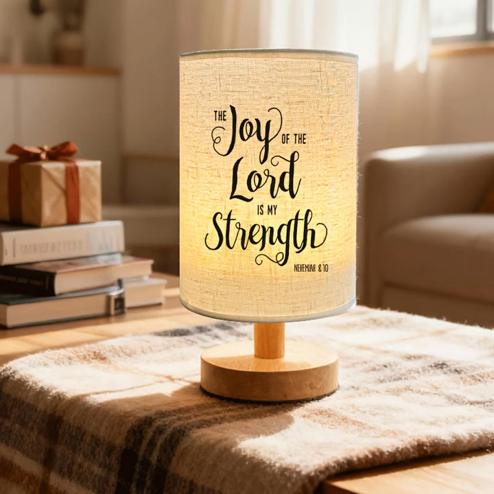 Christianartworkshop Tischlampe mit Stoffschirm und Fuß aus Naturholz und dem Bibelvers „Die Freude des Herrn ist meine Stärke“: Ein Ort der nächtlichen, geistlichen Ruhe - image 3