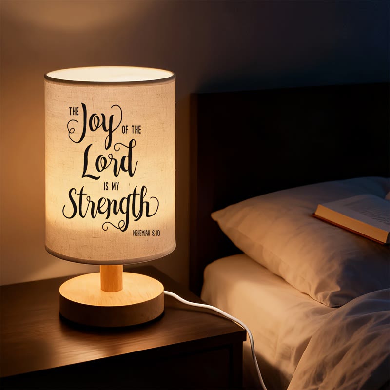 Christianartworkshop Tischlampe mit Stoffschirm und Fuß aus Naturholz und dem Bibelvers „Die Freude des Herrn ist meine Stärke“: Ein Ort der nächtlichen, geistlichen Ruhe - Nehemia 8:10 - image 0