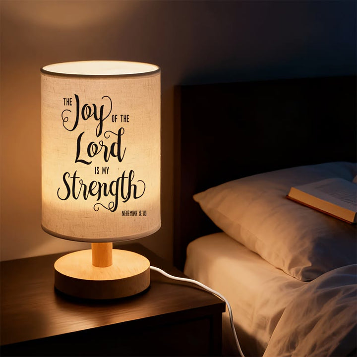 Christianartworkshop Tischlampe mit Stoffschirm und Fuß aus Naturholz und dem Bibelvers „Die Freude des Herrn ist meine Stärke“: Ein Ort der nächtlichen, geistlichen Ruhe - Nehemia 8:10 - image 0