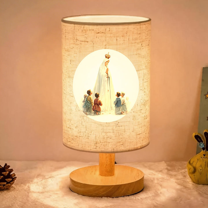 Christianartworkshop Tischlampe mit Stoffschirm und Naturholzfuß, Motiv: Unsere Liebe Frau mit den Kindern: Ein Überbringer sanfter nächtlicher Schutzsegen. - Unsere Liebe Frau - image 0