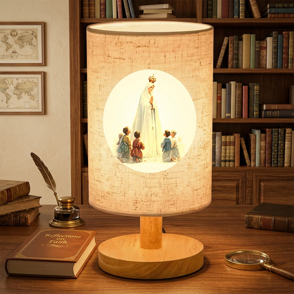 Christianartworkshop Tischlampe mit Stoffschirm und Naturholzfuß, Motiv: Unsere Liebe Frau mit den Kindern: Ein Überbringer sanfter nächtlicher Schutzsegen. - image 3
