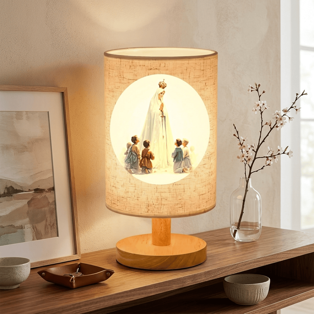 Christianartworkshop Tischlampe mit Stoffschirm und Naturholzfuß, Motiv: Unsere Liebe Frau mit den Kindern: Ein Überbringer sanfter nächtlicher Schutzsegen. - image 4