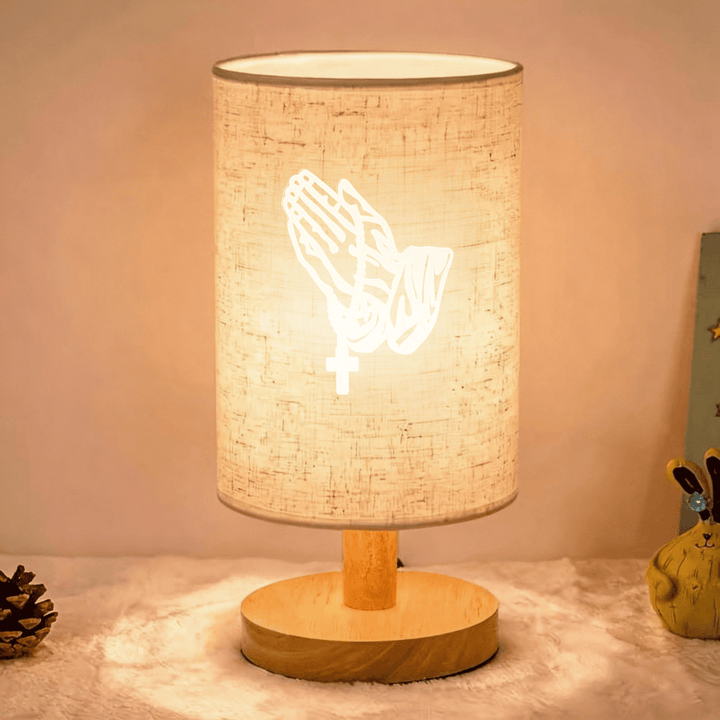 Christianartworkshop Tischlampe mit Stoffschirm, betenden Händen und Kreuzmuster, Sockel aus Naturholz: Ein Ort der stillen, andächtigen Ruhe in der Nacht. - Kreuzen - image 0