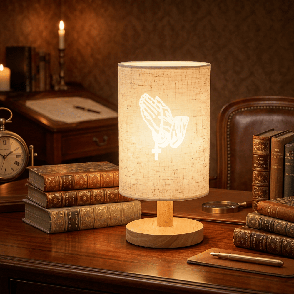 Christianartworkshop Tischlampe mit Stoffschirm, betenden Händen und Kreuzmuster, Sockel aus Naturholz: Ein Ort der stillen, andächtigen Ruhe in der Nacht. - image 1