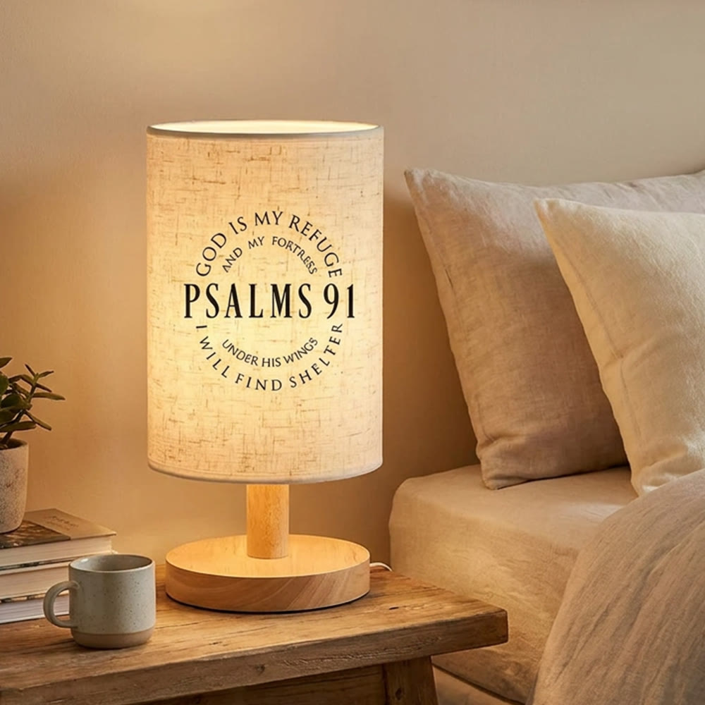 Christianartworkshop Lampenschirm aus Stoff mit Naturholzfuß und Psalm 91: „Gott ist meine Zuflucht“. Runde Tischlampe mit Bibelvers: Ein Ort der Geborgenheit und Wärme in der Nacht. - image 1