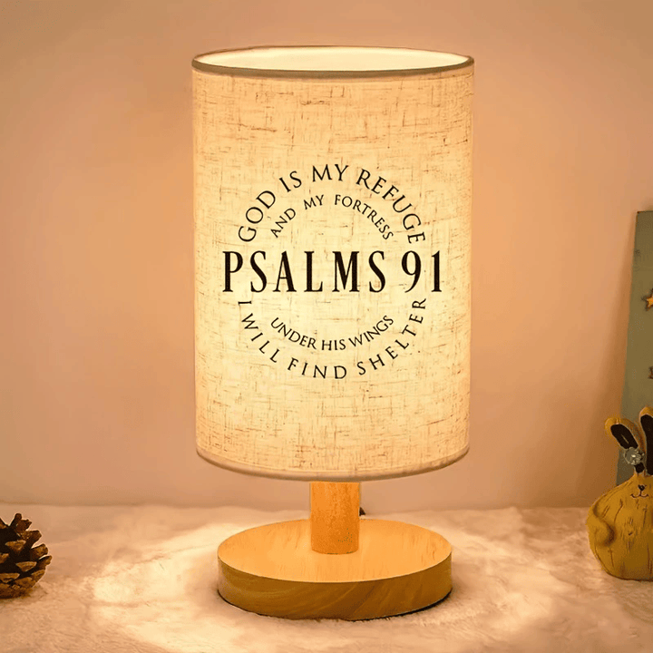 Christianartworkshop Lampenschirm aus Stoff mit Naturholzfuß und Psalm 91: „Gott ist meine Zuflucht“. Runde Tischlampe mit Bibelvers: Ein Ort der Geborgenheit und Wärme in der Nacht. - Psalm 91 - image 0