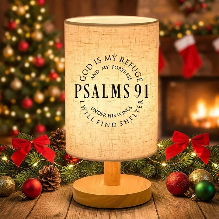 Christianartworkshop Lampenschirm aus Stoff mit Naturholzfuß und Psalm 91: „Gott ist meine Zuflucht“. Runde Tischlampe mit Bibelvers: Ein Ort der Geborgenheit und Wärme in der Nacht. - image 2