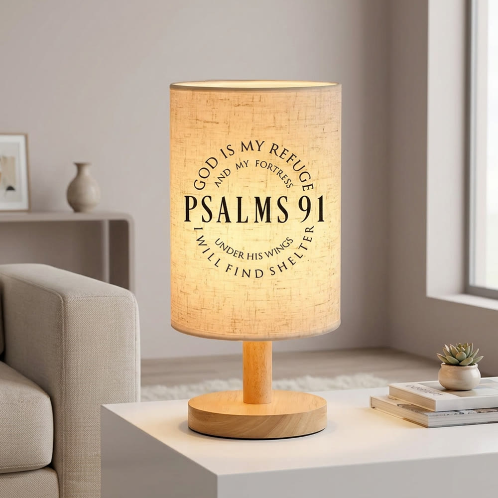 Christianartworkshop Lampenschirm aus Stoff mit Naturholzfuß und Psalm 91: „Gott ist meine Zuflucht“. Runde Tischlampe mit Bibelvers: Ein Ort der Geborgenheit und Wärme in der Nacht. - image 3