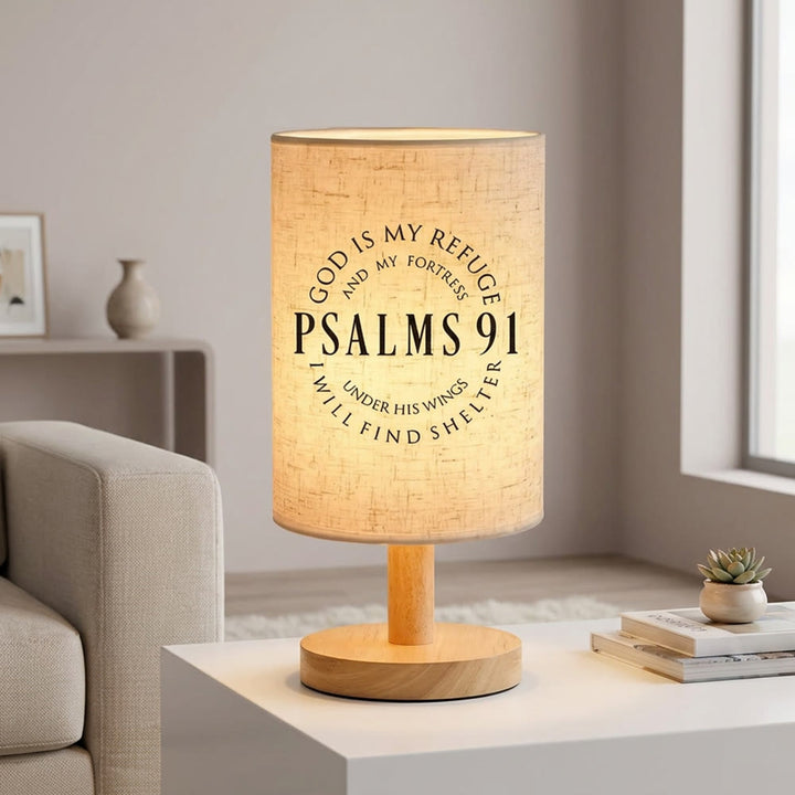 Christianartworkshop Lampenschirm aus Stoff mit Naturholzfuß und Psalm 91: „Gott ist meine Zuflucht“. Runde Tischlampe mit Bibelvers: Ein Ort der Geborgenheit und Wärme in der Nacht. - image 3