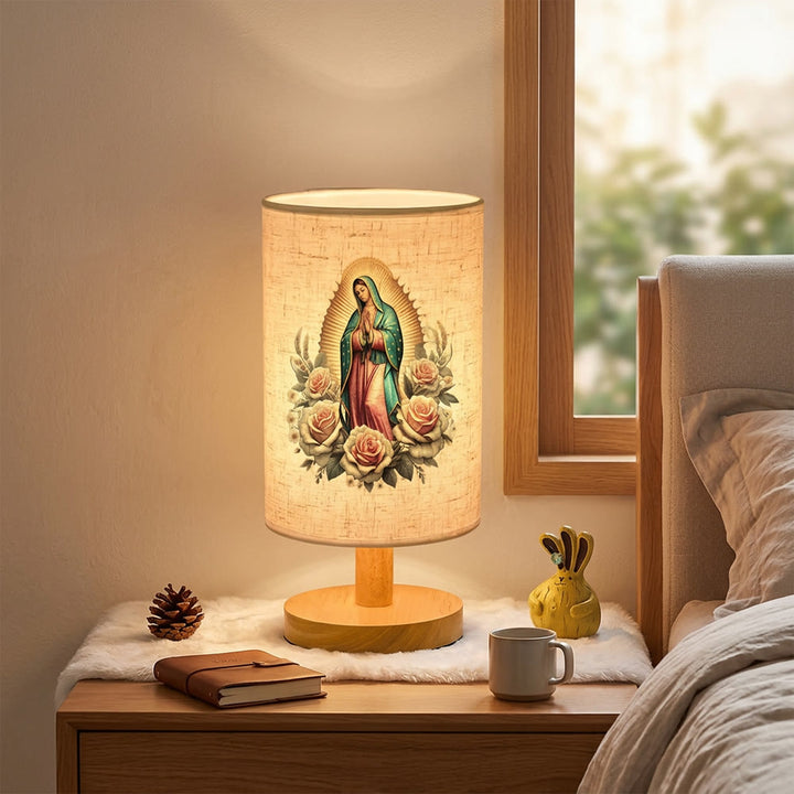 Christianartworkshop Tischleuchte mit Naturholzfuß, Stoffschirm und Porträt der Jungfrau von Guadalupe, umgeben von Rosen: Ein Überbringer sanfter nächtlicher Schutzsegen. - image 2