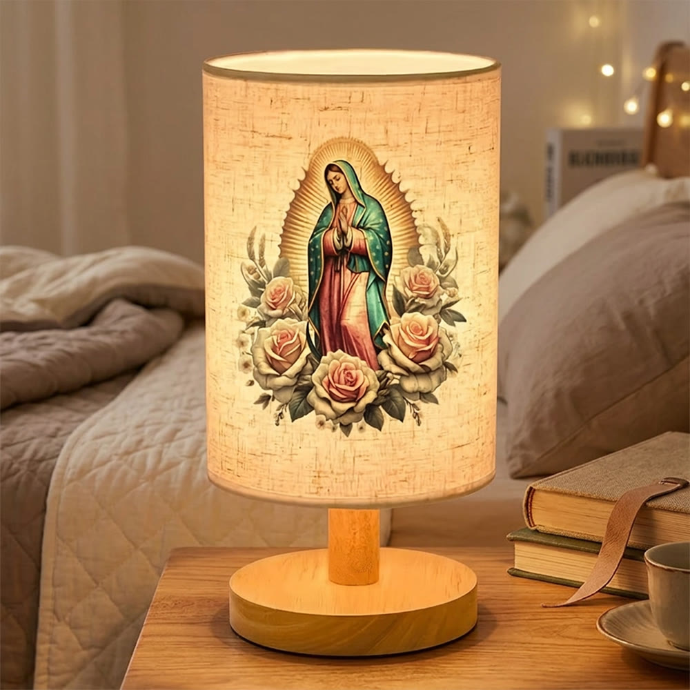 Christianartworkshop Tischleuchte mit Naturholzfuß, Stoffschirm und Porträt der Jungfrau von Guadalupe, umgeben von Rosen: Ein Überbringer sanfter nächtlicher Schutzsegen. - image 1