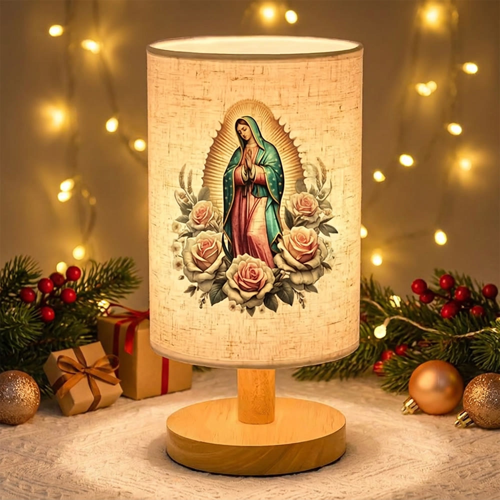 Christianartworkshop Tischleuchte mit Naturholzfuß, Stoffschirm und Porträt der Jungfrau von Guadalupe, umgeben von Rosen: Ein Überbringer sanfter nächtlicher Schutzsegen. - image 3