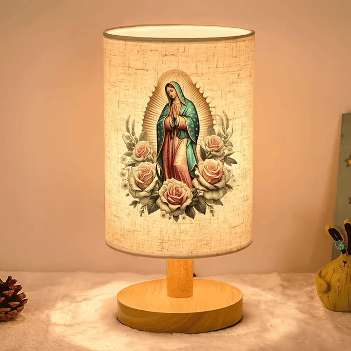 Christianartworkshop Tischleuchte mit Naturholzfuß, Stoffschirm und Porträt der Jungfrau von Guadalupe, umgeben von Rosen: Ein Überbringer sanfter nächtlicher Schutzsegen. - Unsere Liebe Frau von Guadalupe - image 0