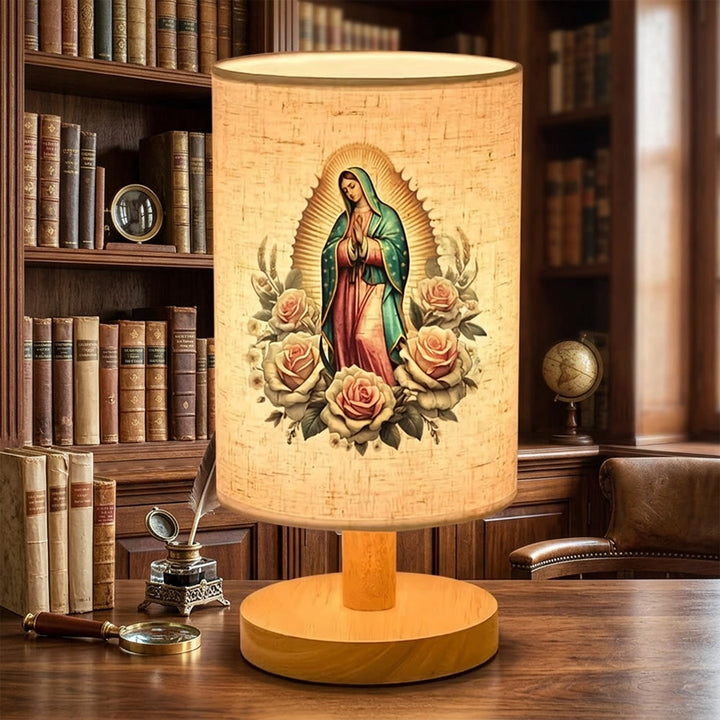 Christianartworkshop Tischleuchte mit Naturholzfuß, Stoffschirm und Porträt der Jungfrau von Guadalupe, umgeben von Rosen: Ein Überbringer sanfter nächtlicher Schutzsegen. - image 4