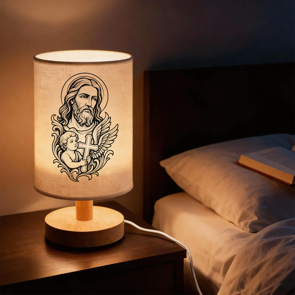Christianartworkshop Vintage-Tischleuchte „Heilige Familie“ mit Naturholzfuß und Stoffschirm: Ein Ort der warmen, harmonischen und nächtlichen Ruhe - Jesus und Engel - image 1