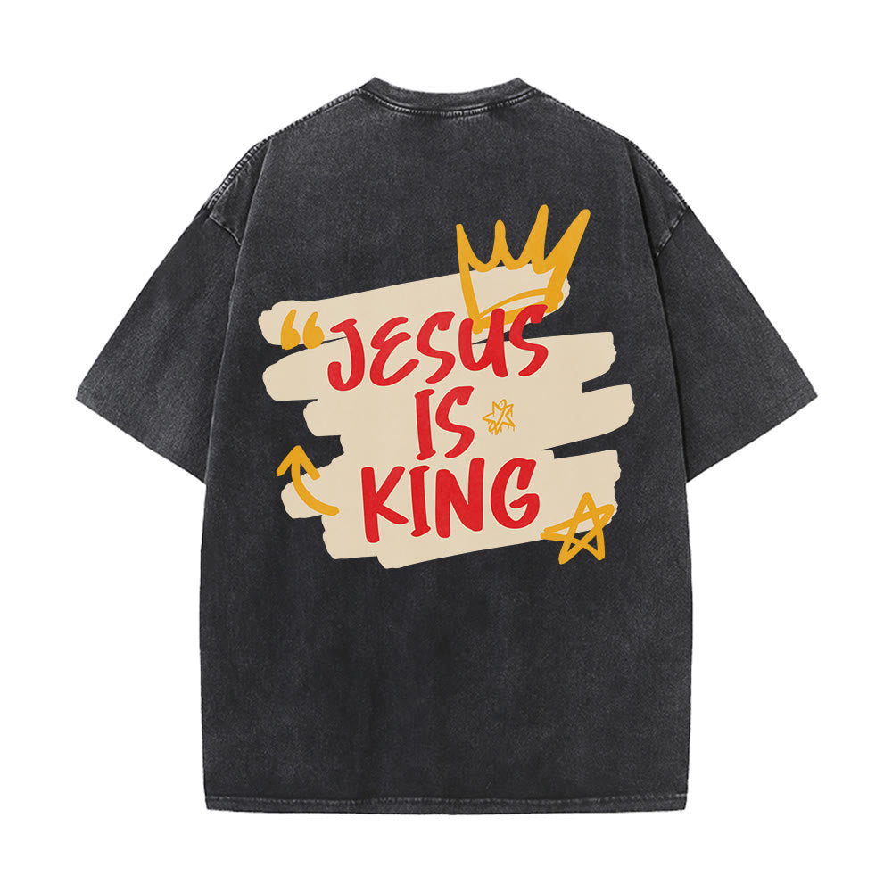 Christianartworkshop Jesus Is King Kronenskizze Kreuz Linke Brust Grunge Splash Back Pinselbuchstaben Grafik Vintage Washed Unisex T-Shirt - image 1