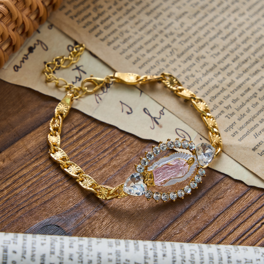 Christianartworkshop Herzförmiges Armband mit Kristallrahmen und ovalem Anhänger „Unsere Liebe Frau von Guadalupe“: Personalisiertes Symbol unerschütterlichen himmlischen Glaubens - Rosa - image 3